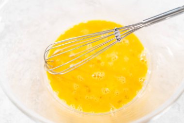 Tek boynuzlu at çikolatalı kurabiyeleri hazırlamak için malzemeler karıştırılıyor..