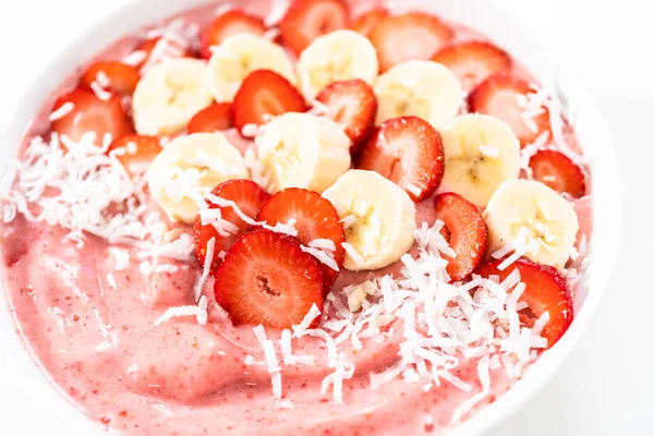 Erdbeer Bananen Smoothie Schüssel Garniert Mit Kokosflocken Und Frischen Früchten — Stockfoto