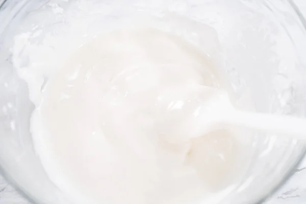 Misturando Ingredientes Uma Tigela Mistura Vidro Para Preparar Esmalte Branco — Fotografia de Stock