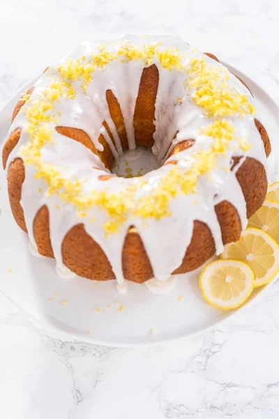 Zitronenkuchen Mit Zitronenschale Auf Kuchenständer — Stockfoto