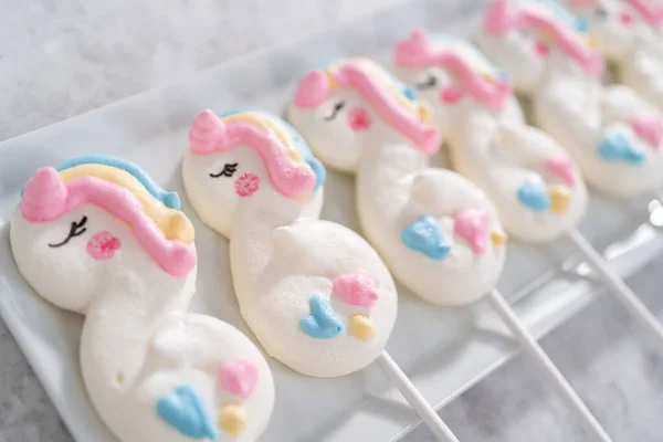 Gourmet Einhorn Baiser Auf Weißem Servierteller — Stockfoto