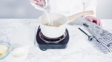 Adım adım. Pişirme kabında ev yapımı karamel hazırlanıyor.