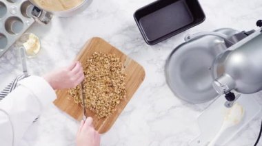 Ev yapımı karamel, muz cipsi ve cevizli muzlu kek yapıyorum..