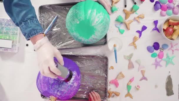 Liten Flicka Dekorera Sin Halloween Pumpa Med Glitter — Stockvideo