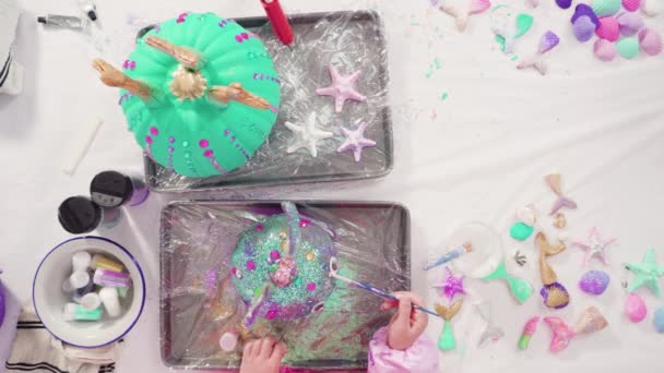 Egy Kislány Aki Csillámporral Díszíti Halloween Sütőtökét — Stock videók