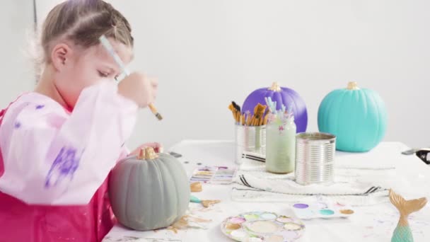 Küçük Kız Cadılar Bayramı Balkabağını Işıltıyla Süslüyor — Stok video