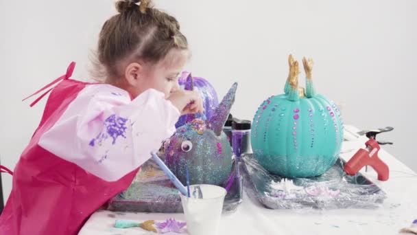Κοριτσάκι Στολίζει Κολοκύθα Απόκριες Της Glitter — Αρχείο Βίντεο