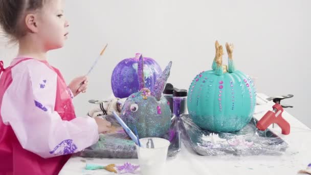 Petite Fille Décorant Citrouille Halloween Avec Des Paillettes — Video