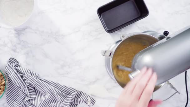 Hacer Magdalenas Pan Plátano Con Caramelo Casero Chips Plátano Nueces — Vídeos de Stock