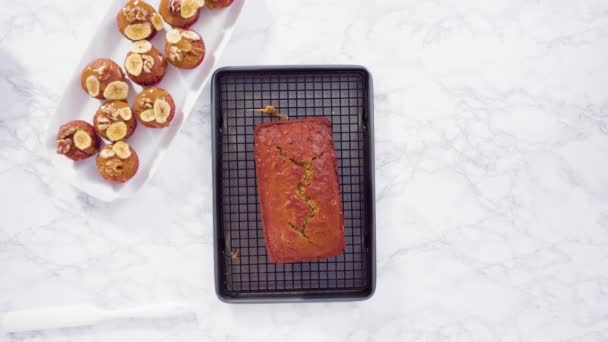 Göra Bananbröd Muffins Med Hemlagad Karamell Bananchips Och Valnötter — Stockvideo