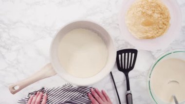 Orta sıcaklıkta küçük bir tavada krep yapmak..