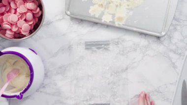 Gıda süsü ile tatlı kar taneleri yapmaktadır..