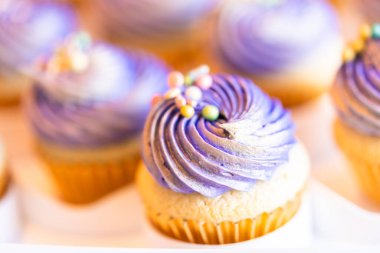 Vanilyalı, nefis, süslemeli kekler.