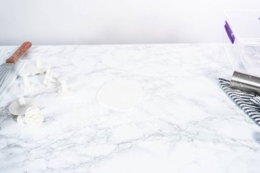 Kurabiye kesicilerle kar tanesi şekillerini kesmek için yazı tipi açıyorum.