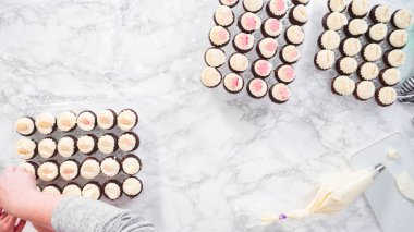 Düz yatıyordu. Adım adım. Mini çikolatalı keklerin üstüne İtalyan tereyağı kreması dökerek..