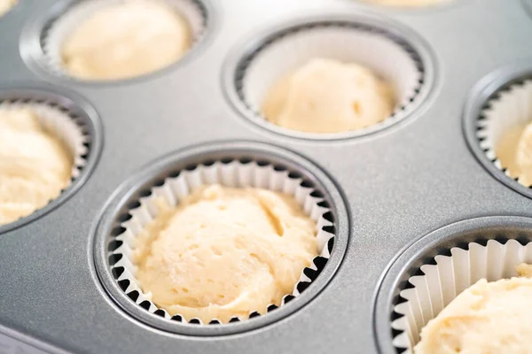 Vanilyalı kek pişirmek için kek hamurunu kek kalıbıyla kaplayıp kapkek kalıbına koymak..