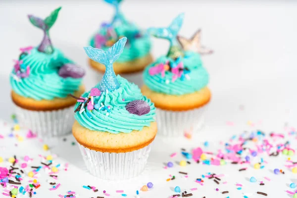 Gurmánská Mořská Panna Cupcakes Topped Blue Buttercream Frosting Decorated Sprinkles — Stock fotografie