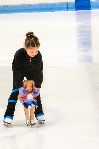 Pequena Patinadora Artística Brincando Com Sua Boneca Arena Gelo Interior — Fotografia de Stock