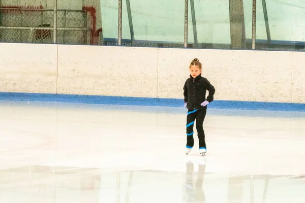 Siyah Elbiseli Küçük Artistik Patinajcı Kapalı Buz Arenasında Pratik Yapıyor — Stok fotoğraf