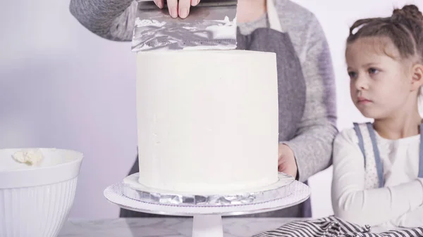 Schritt Für Schritt Zuckerguss Runde Funfetti Kuchen Mit Weißem Italienischen — Stockfoto