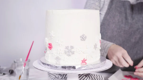 Paso Paso Decoración Pastel Funfetti Redondo Con Copos Nieve Fondant — Foto de Stock