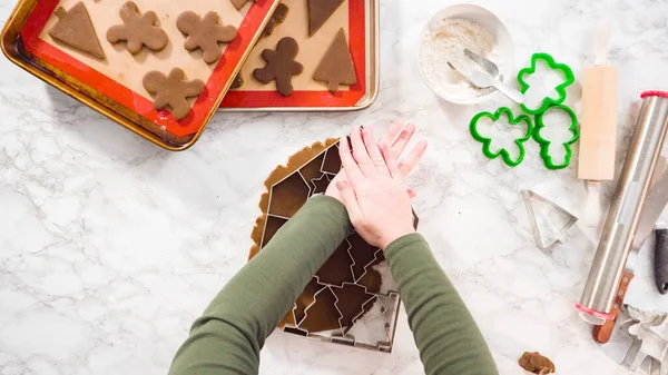 平置きだ 一歩ずつ ジンジャーブレッドクッキー生地からクリスマスクッキーカッターで形を切り取る — ストック写真