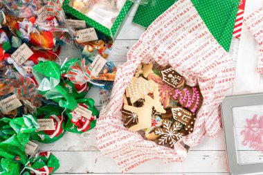 Düz yatıyordu. Hediyeler için ev yapımı zencefilli ekmek ve şeker Noel kurabiyeleri paketliyorum..