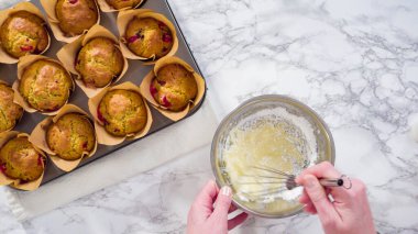 Düz yatıyordu. Adım adım. Portakal jölesi yapmak için karıştırma kabındaki malzemeleri karıştırıyorum..