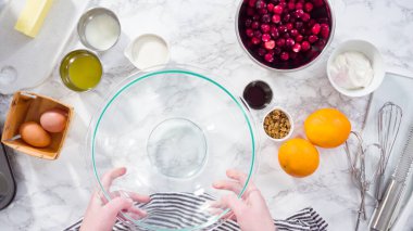 Düz yatıyordu. Adım adım. Kızılcık keki pişirmek için karışımı karıştırıyorum..