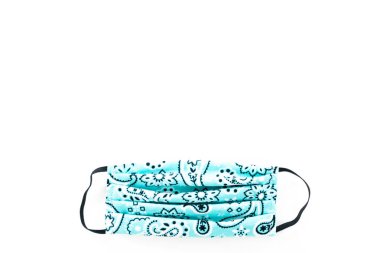 Beyaz arka planda Coronavirus salgını için ev yapımı yüz maskeleri..