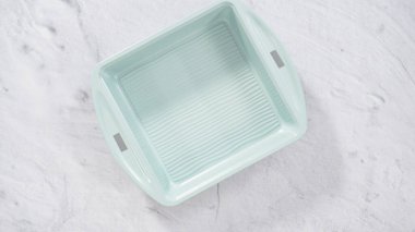 Düz yatıyordu. Fırın tavasında donmuş hamur köftelerini hazırlıyorum..