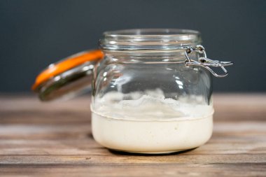 Ekşi mayalı ekmek pişirmek için cam bir mason kavanozunda başlangıç yapıyorum..