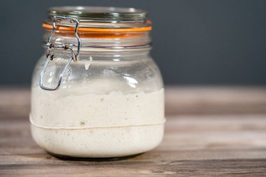 Ekşi mayalı ekmek pişirmek için cam bir mason kavanozunda başlangıç yapıyorum..