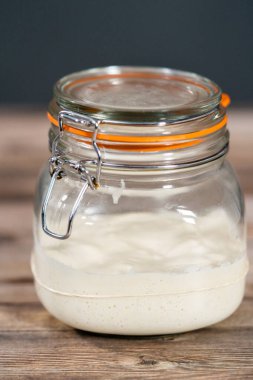 Ekşi mayalı ekmek pişirmek için cam bir mason kavanozunda başlangıç yapıyorum..