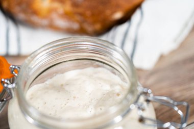 Ekşi mayalı ekmek pişirmek için cam bir mason kavanozunda başlangıç yapıyorum..