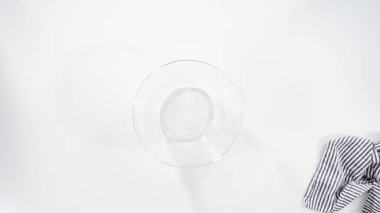 Düz yatıyordu. Tarçınlı rulo pişirmek için cam bir kasenin içindekileri ölçüyorum..