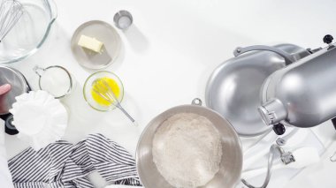 Düz yatıyordu. Tarçınlı rulo pişirmek için mutfak malzemelerini karıştırıyorum..