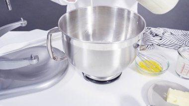 Tarçınlı rulo pişirmek için mutfak malzemelerini karıştırıyorum..