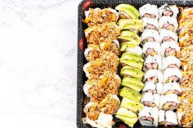 Önceden paketlenmiş suşi ve suşi çeşitleri plastik tepside..