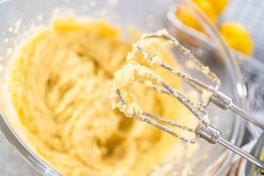 Limonlu kek için hamura malzemeleri karıştırıyorum..