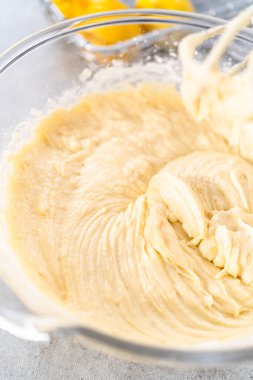 Limonlu kek için hamura malzemeleri karıştırıyorum..