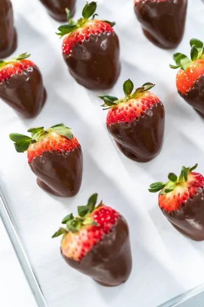 Herstellung Von Erdbeeren Aus Weißer Und Dunkler Schokolade — Stockfoto