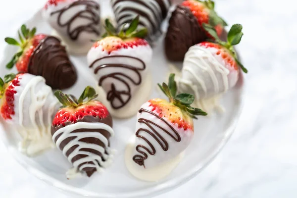 Weiße Und Dunkle Schokolade Eingetauchte Erdbeeren Auf Einem Weißen Kuchenstand — Stockfoto