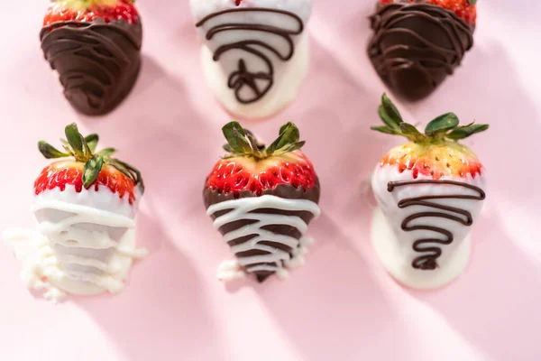 Weiße Und Dunkle Schokolade Eingetauchte Erdbeeren Auf Rosa Hintergrund — Stockfoto