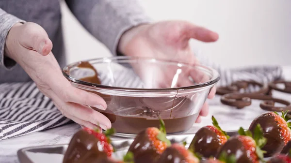 Paso Paso Sumergiendo Fresas Orgánicas Tazón Con Chocolate Derretido Para —  Fotos de Stock