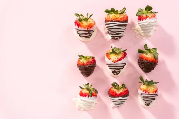 Flach Lag Weiße Und Dunkle Schokolade Eingetauchte Erdbeeren Auf Rosa — Stockfoto