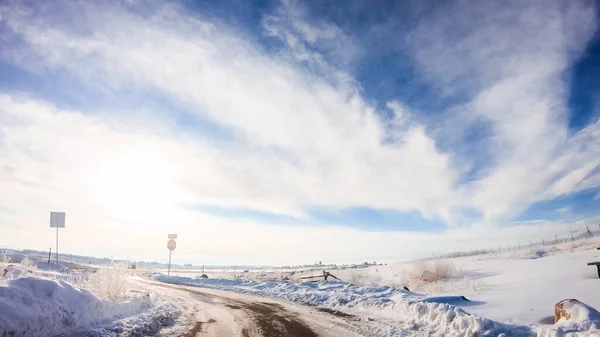 冬の朝にアメリカの郊外の田舎道を運転する — ストック写真