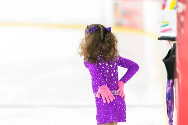 Menina Praticando Patinação Artística Uma Pista Patinação Gelo Interior — Fotografia de Stock