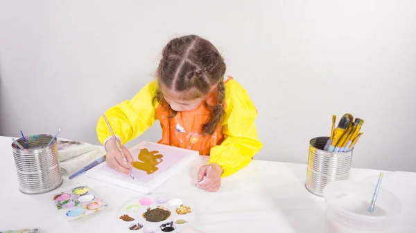 Маленькая Девочка Рисует Акриловой Краской Холсте Своей Матерью Проекта Дистанционного — стоковое фото