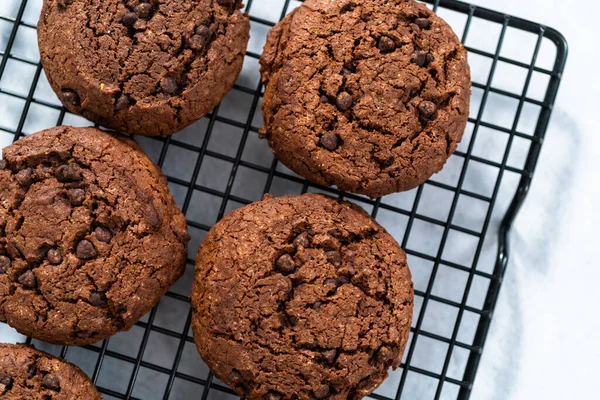 Freshly Baked Double Chocolate Chip Cookies Cooling Rack — Stock Photo, Image